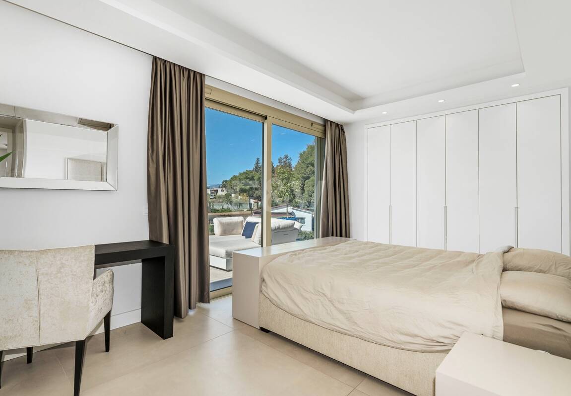 Spectacular Penthouse in Benalus Close to the Beach with Private Pool and Sea View