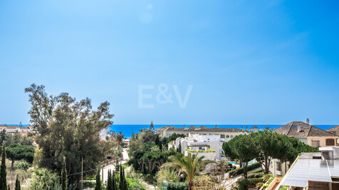 Amazing Beach Side Appartement à Elviria avec vue sur la mer