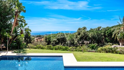 Lujosa casa adosada con vistas al mar en la prestigiosa Sierra Blanca, Marbella