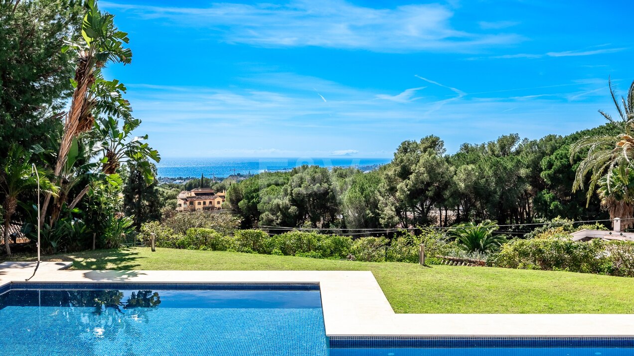 Lujosa casa adosada con vistas al mar en la prestigiosa Sierra Blanca, Marbella