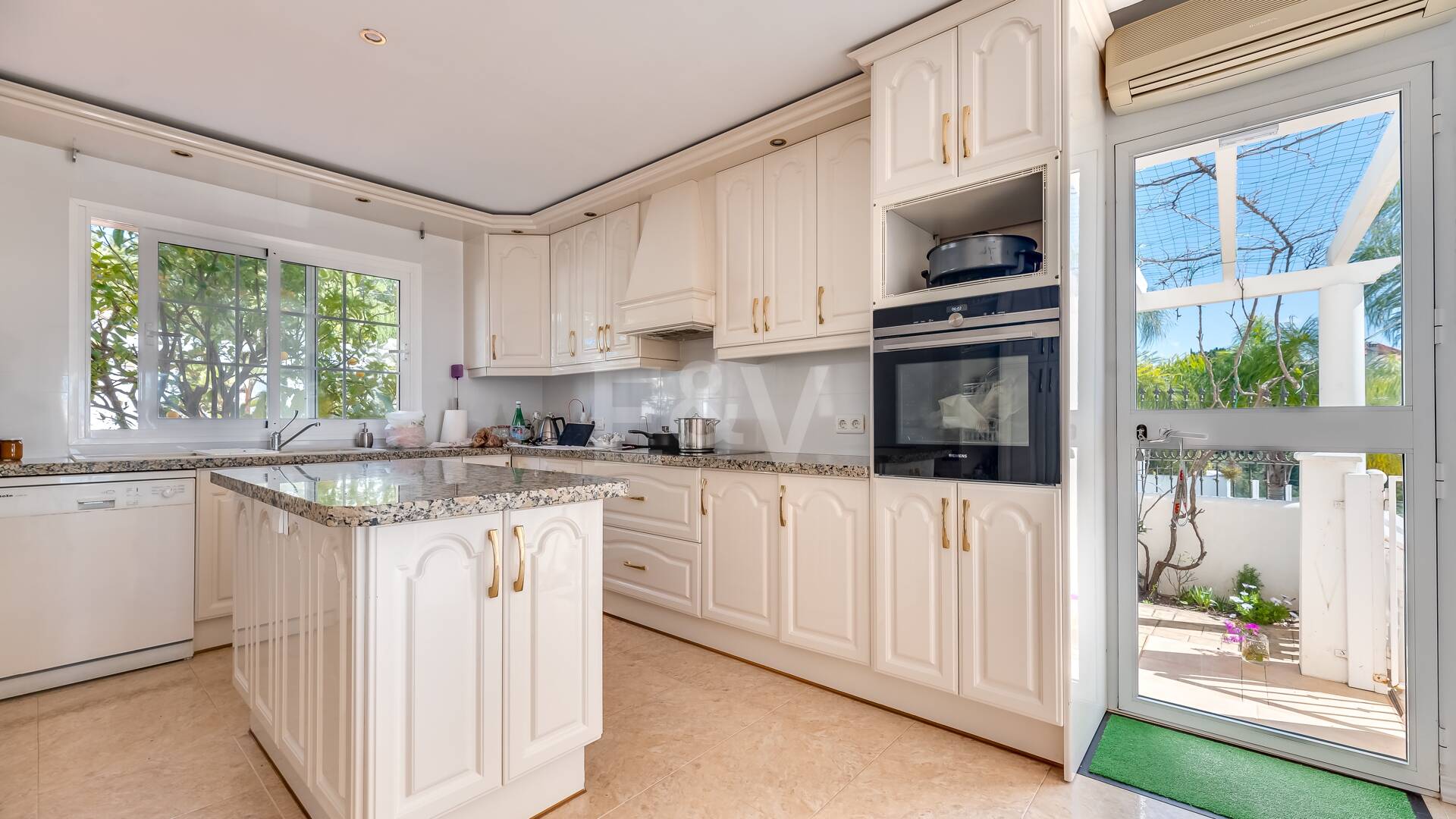 Villa with Sea Views in Elviria