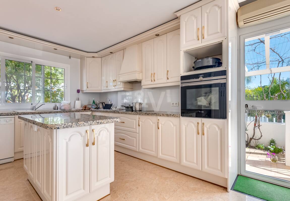 Villa with Sea Views in Elviria