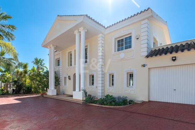 Villa with Sea Views in Elviria