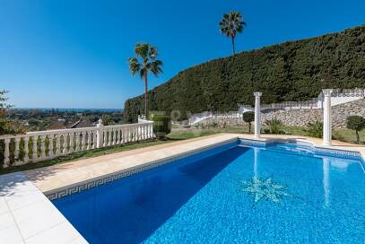 Villa med havsutsikt i Elviria