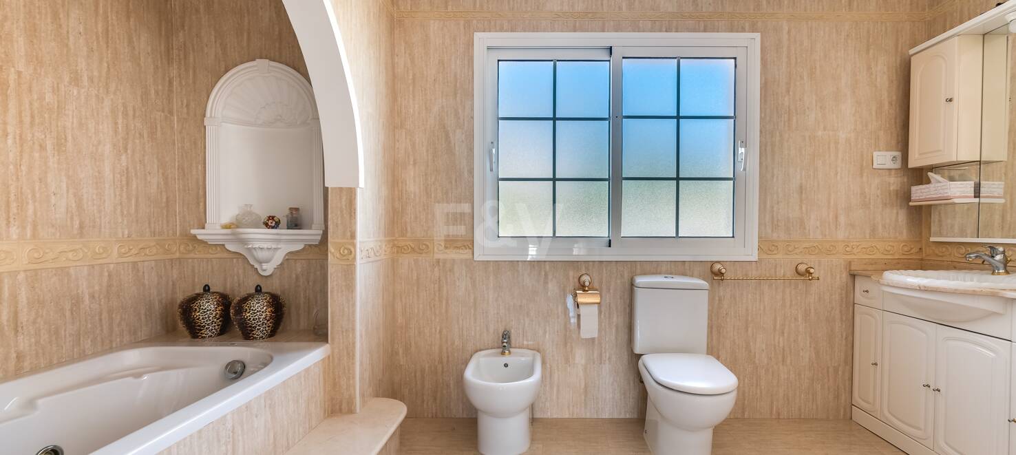 Villa with Sea Views in Elviria