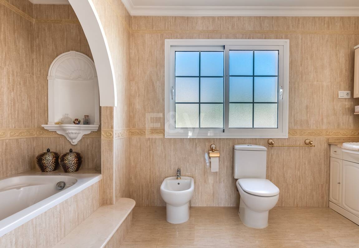 Villa with Sea Views in Elviria