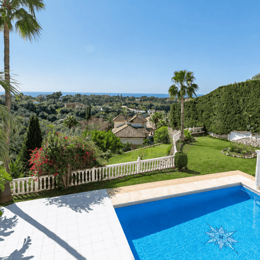 Villa med havsutsikt i Elviria