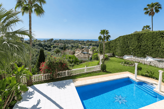 Villa med havsutsikt i Elviria