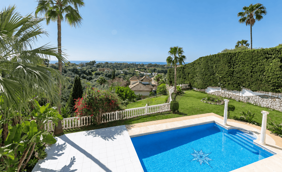 Cette belle villa de deux étages orientée sud est située à Elviria, à proximité du centre commercial et des plus...