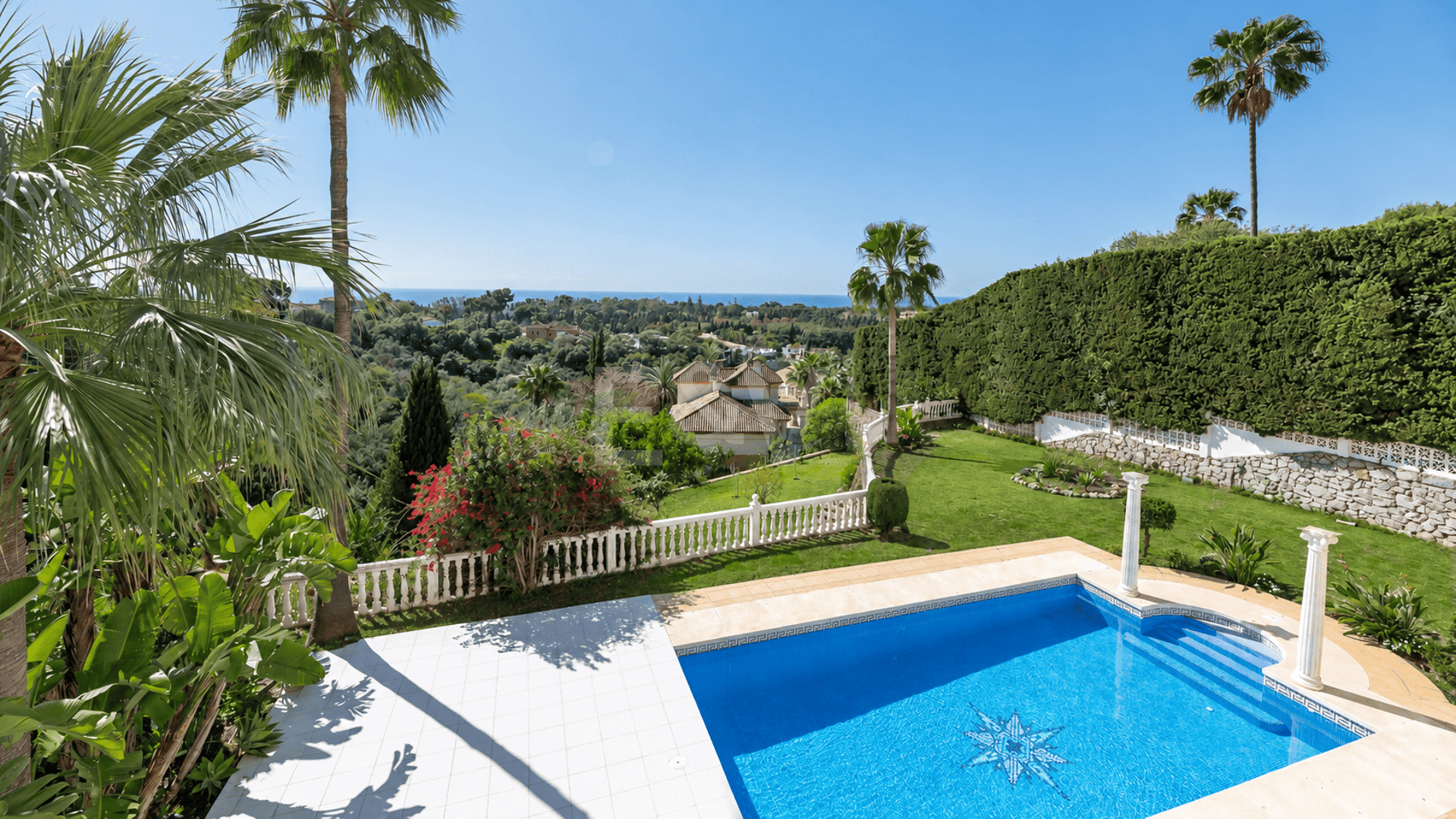 Villa med havsutsikt i Elviria