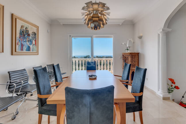 Villa med havsutsikt i Elviria