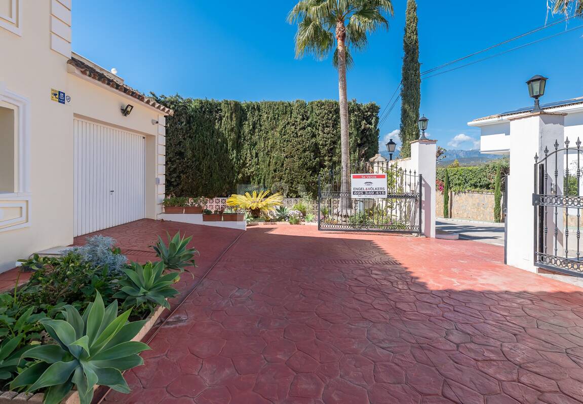 Villa with Sea Views in Elviria