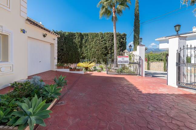 Villa with Sea Views in Elviria