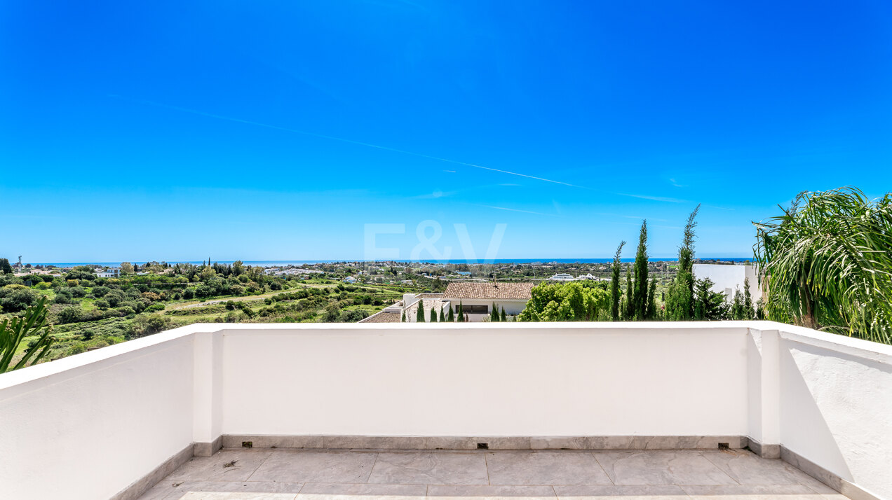 Villa de Lujo Moderna en Puerto del Almendro con Impresionantes Vistas al Mar