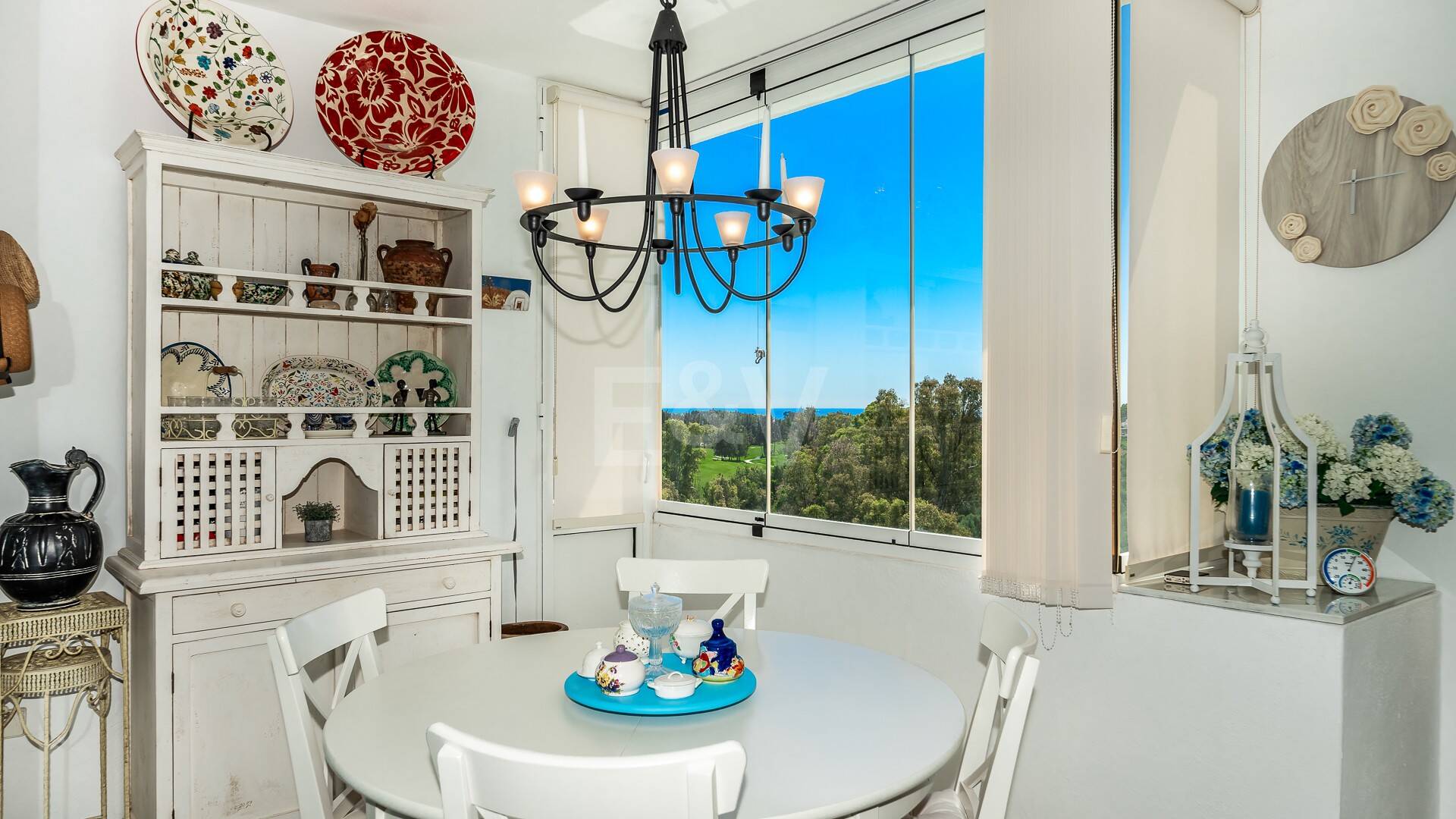 Guadalmina Frontline Golf Appartement spacieux avec vue sur la mer.