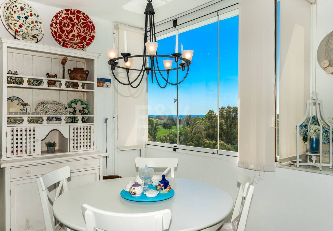 Guadalmina Frontline Golf rymlig lägenhet med havsutsikt.