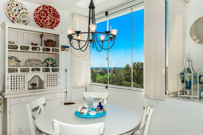 Guadalmina Frontline Golf rymlig lägenhet med havsutsikt.