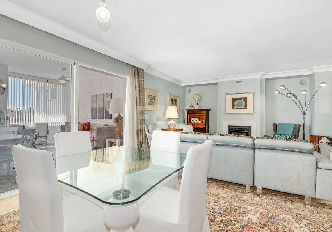Guadalmina Frontline Golf Spacious Apartment with Sea Views.