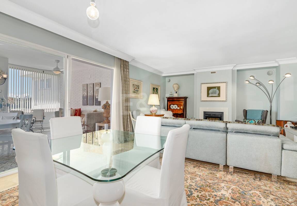 Guadalmina Frontline Golf rymlig lägenhet med havsutsikt.