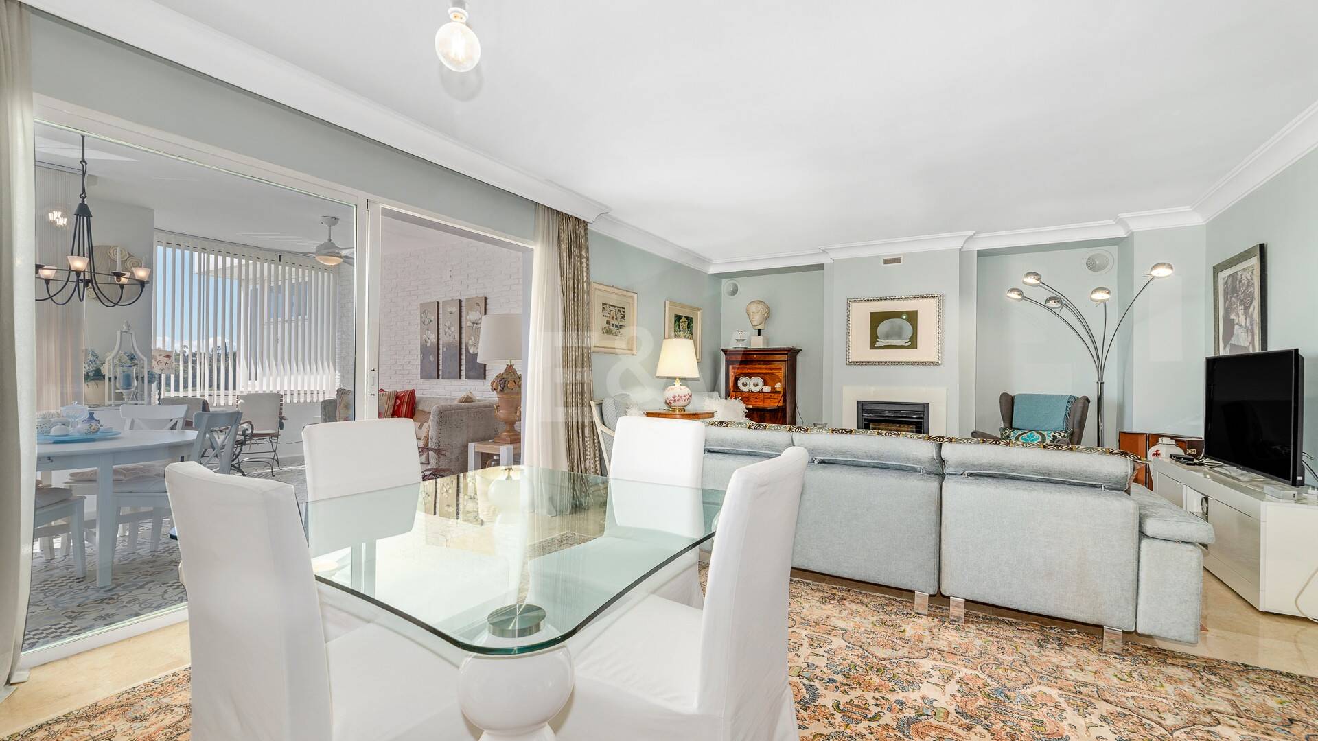 Guadalmina Frontline Golf rymlig lägenhet med havsutsikt.