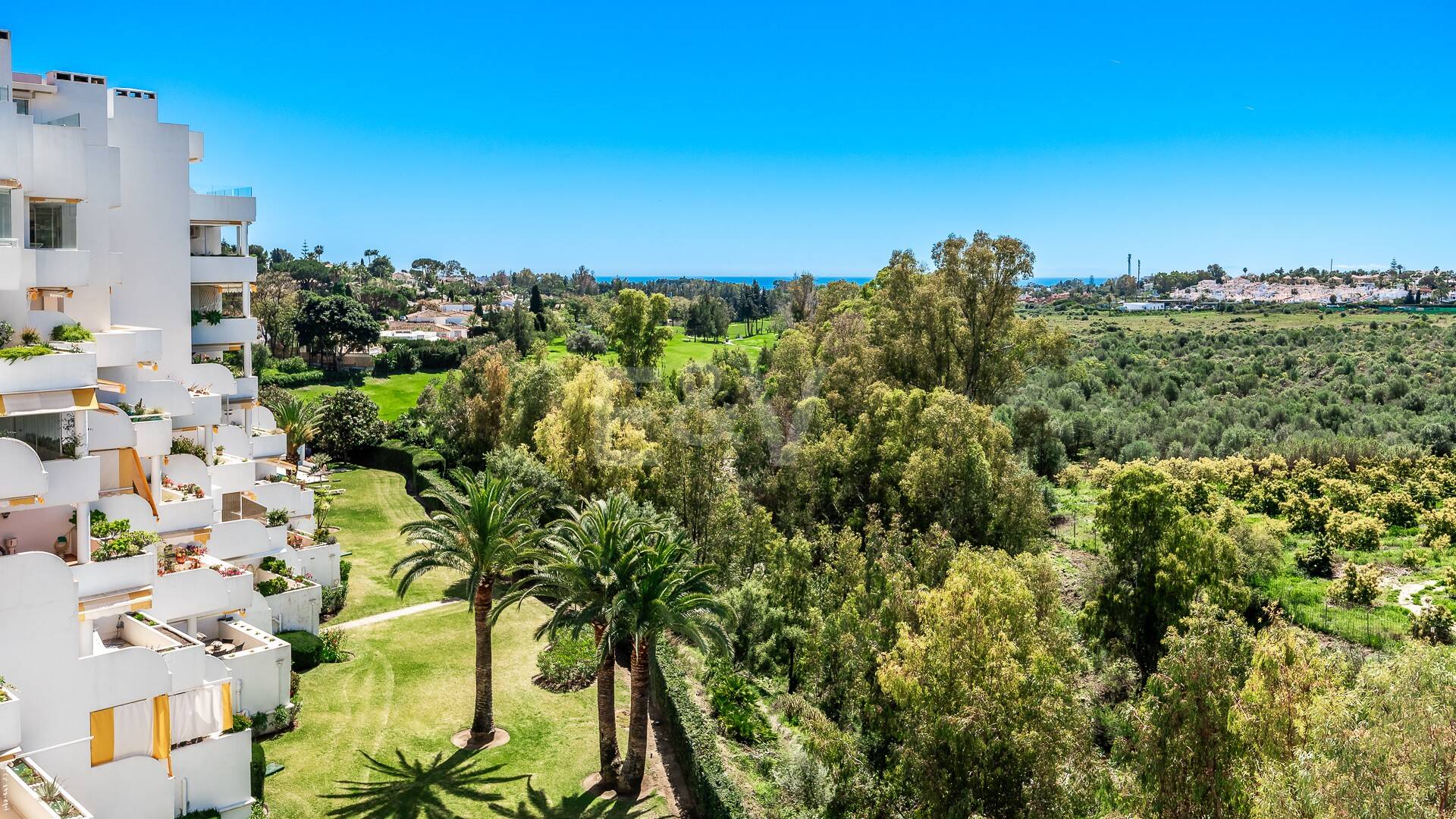 Guadalmina Frontline Golf rymlig lägenhet med havsutsikt.