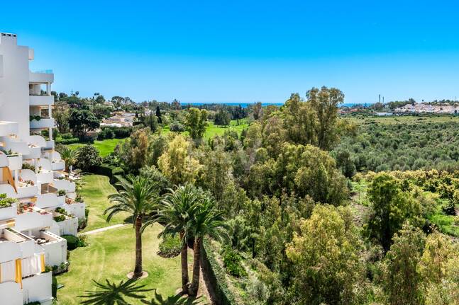 Guadalmina Frontline Golf rymlig lägenhet med havsutsikt.