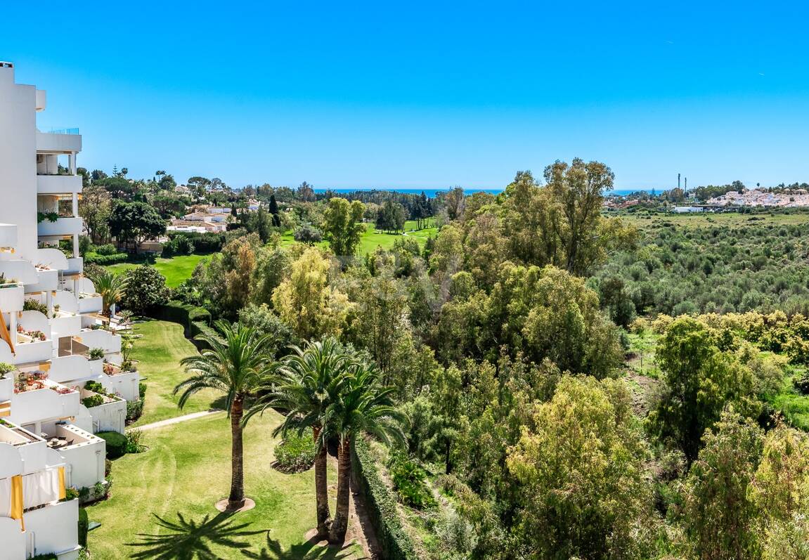 Guadalmina Frontline Golf rymlig lägenhet med havsutsikt.