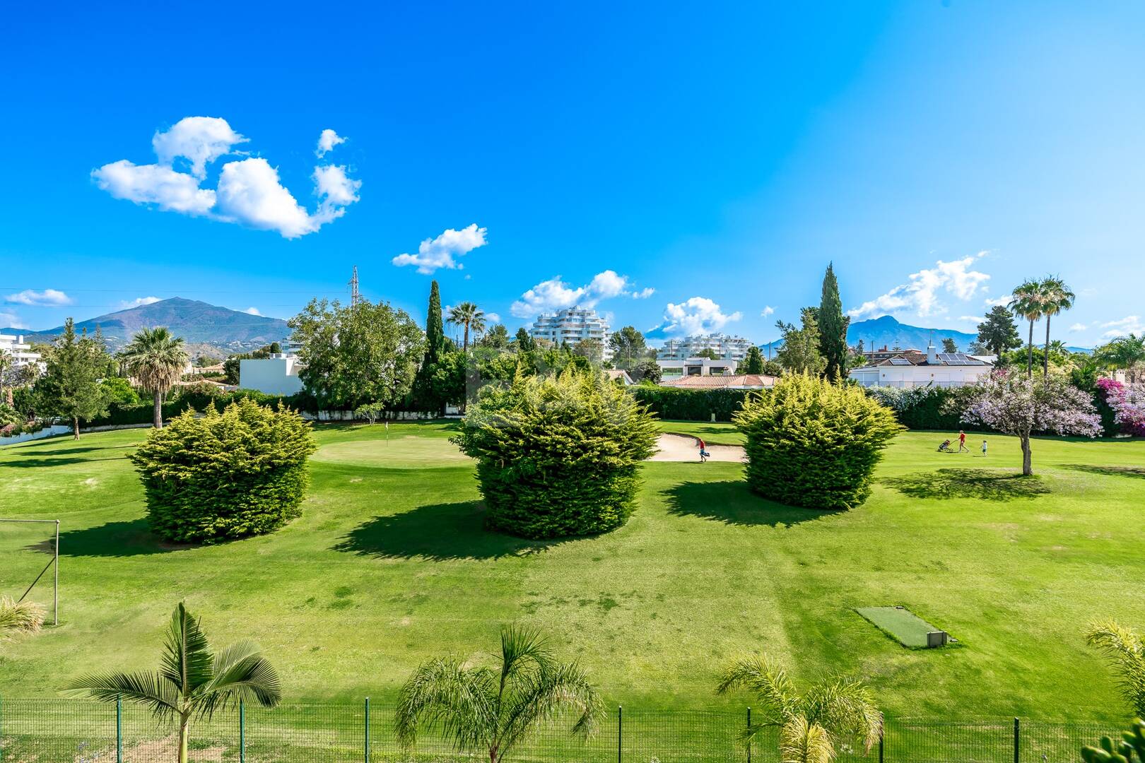 Guadalmina Frontline Golf Appartement spacieux avec vue sur la mer.