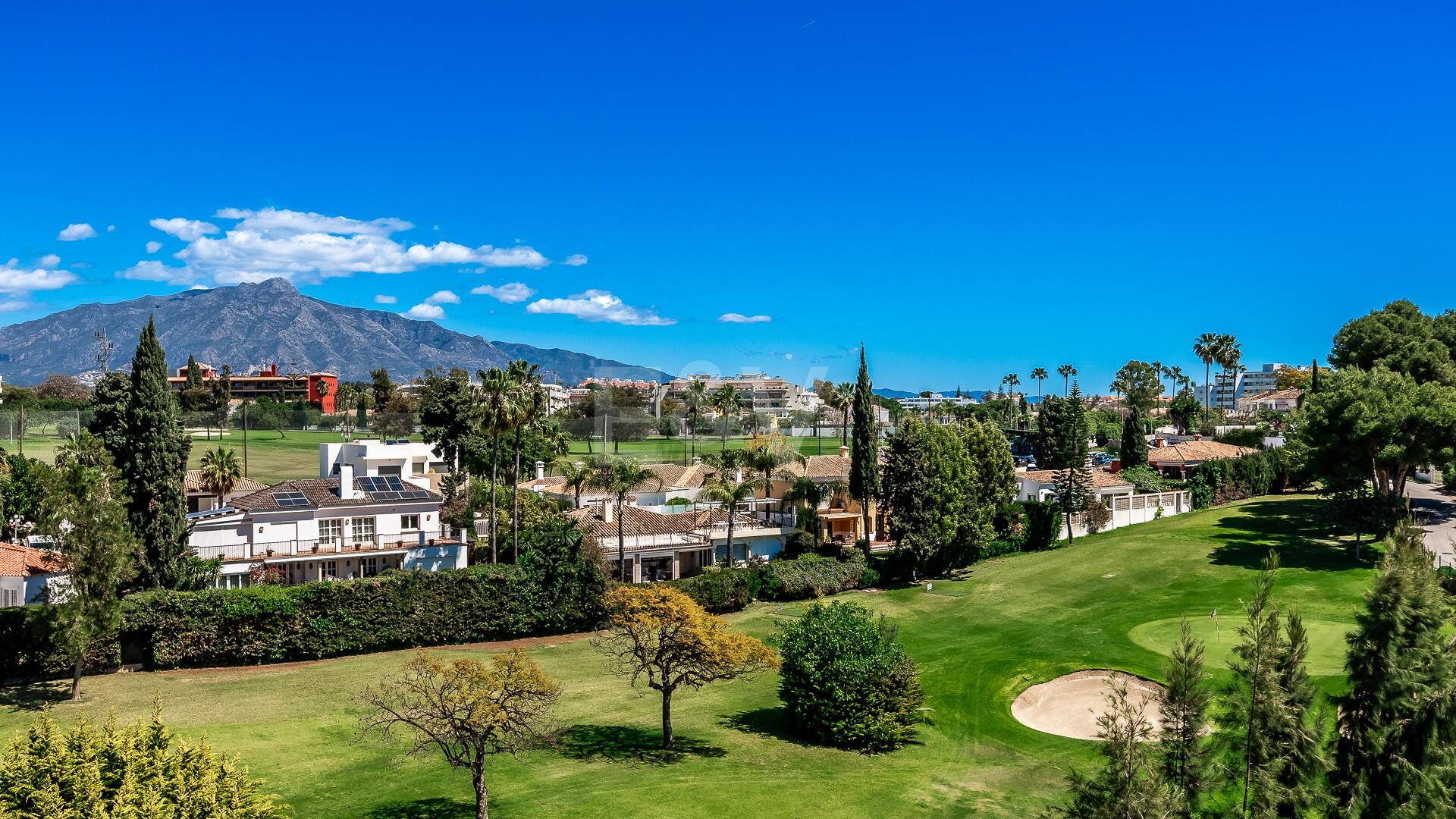 Guadalmina Frontline Golf Appartement spacieux avec vue sur la mer.