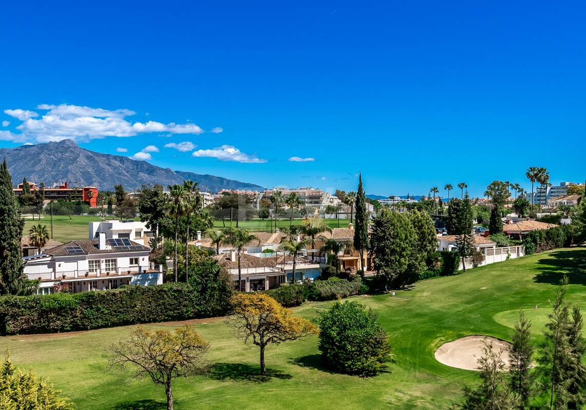 Guadalmina Frontline Golf Spacious Apartment with Sea Views.