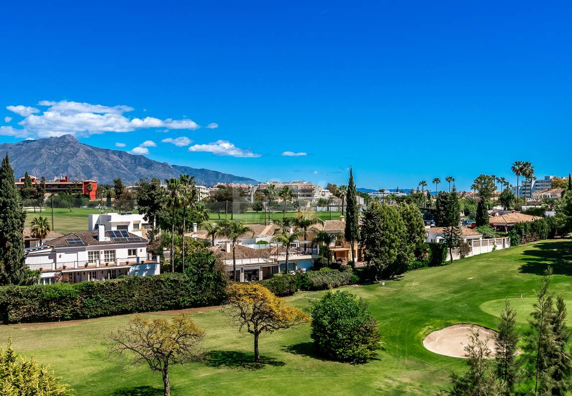 Guadalmina Frontline Golf rymlig lägenhet med havsutsikt.