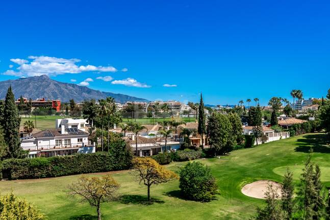 Guadalmina Frontline Golf rymlig lägenhet med havsutsikt.