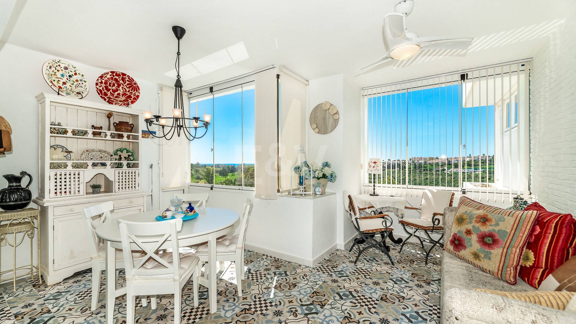 Guadalmina Frontline Golf Appartement spacieux avec vue sur la mer.