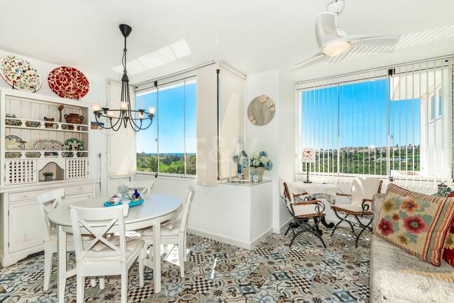 Guadalmina Frontline Golf rymlig lägenhet med havsutsikt.