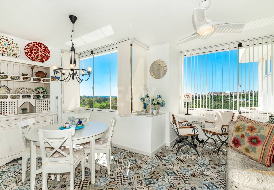 Guadalmina Frontline Golf rymlig lägenhet med havsutsikt.