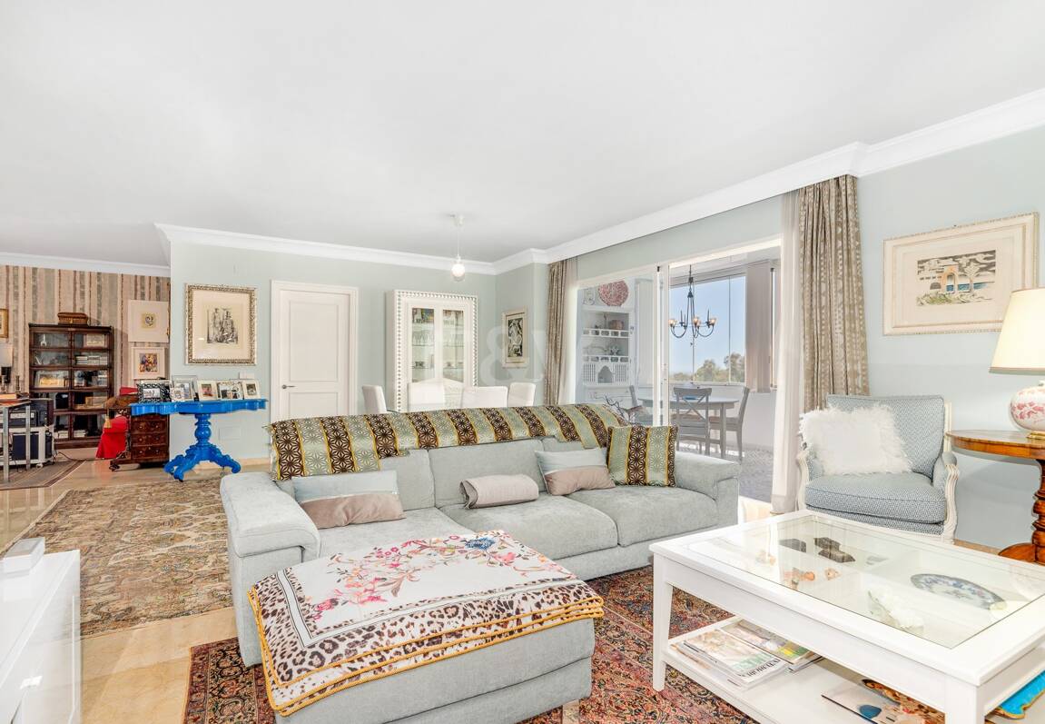 Guadalmina Frontline Golf rymlig lägenhet med havsutsikt.