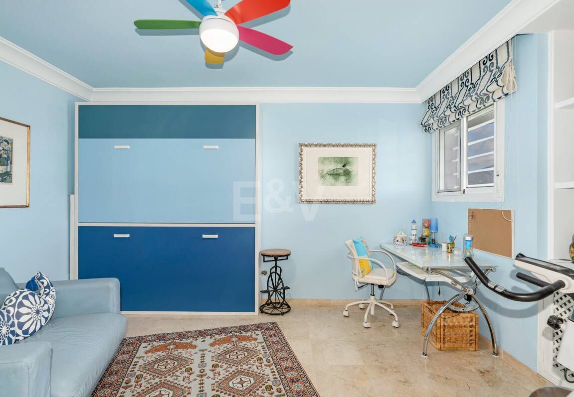 Guadalmina Frontline Golf rymlig lägenhet med havsutsikt.