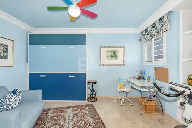 Guadalmina Frontline Golf rymlig lägenhet med havsutsikt.