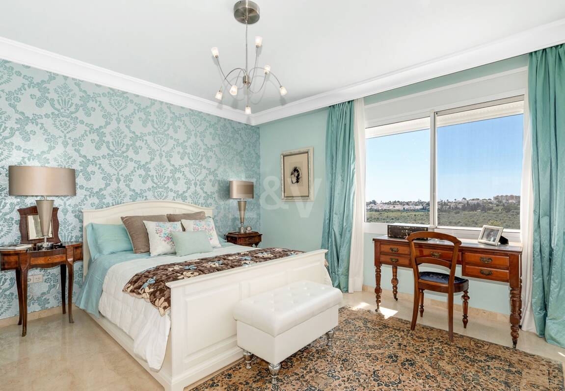 Guadalmina Frontline Golf rymlig lägenhet med havsutsikt.