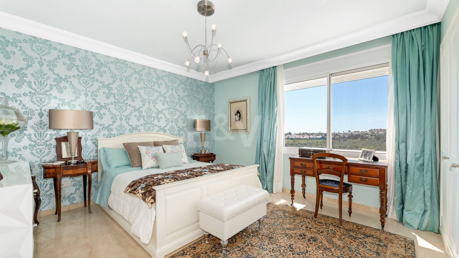 Guadalmina Frontline Golf Appartement spacieux avec vue sur la mer.