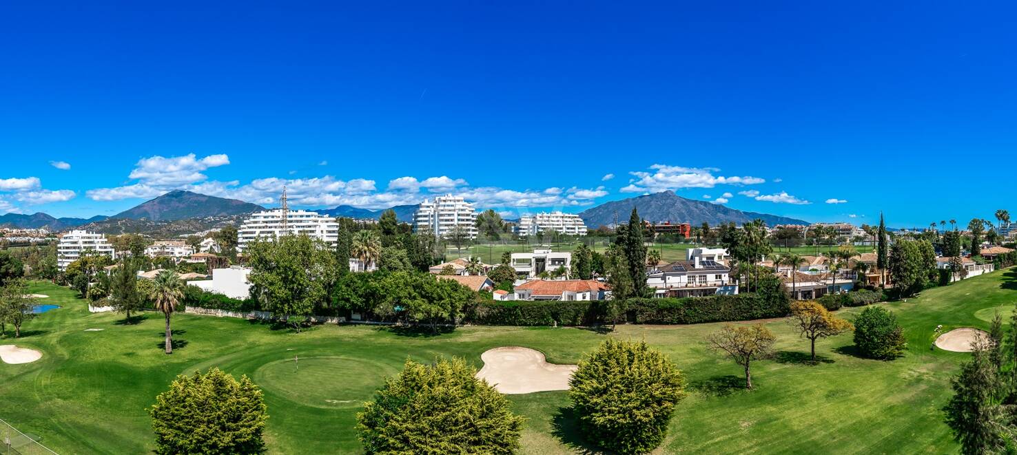 Guadalmina Frontline Golf rymlig lägenhet med havsutsikt.
