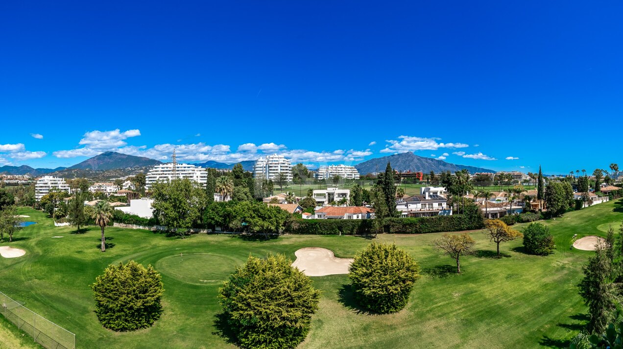 Maravilloso apartamento amplio en primera línea de golf en Guadalmina con vistas al mar.