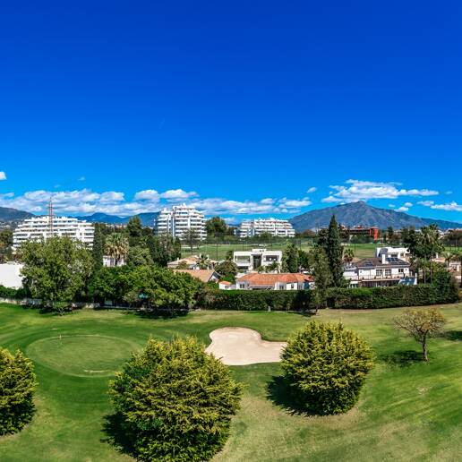 Guadalmina Frontline Golf rymlig lägenhet med havsutsikt.