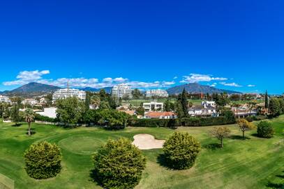 Guadalmina Frontline Golf rymlig lägenhet med havsutsikt.