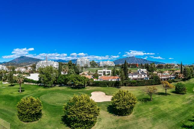 Guadalmina Frontline Golf rymlig lägenhet med havsutsikt.