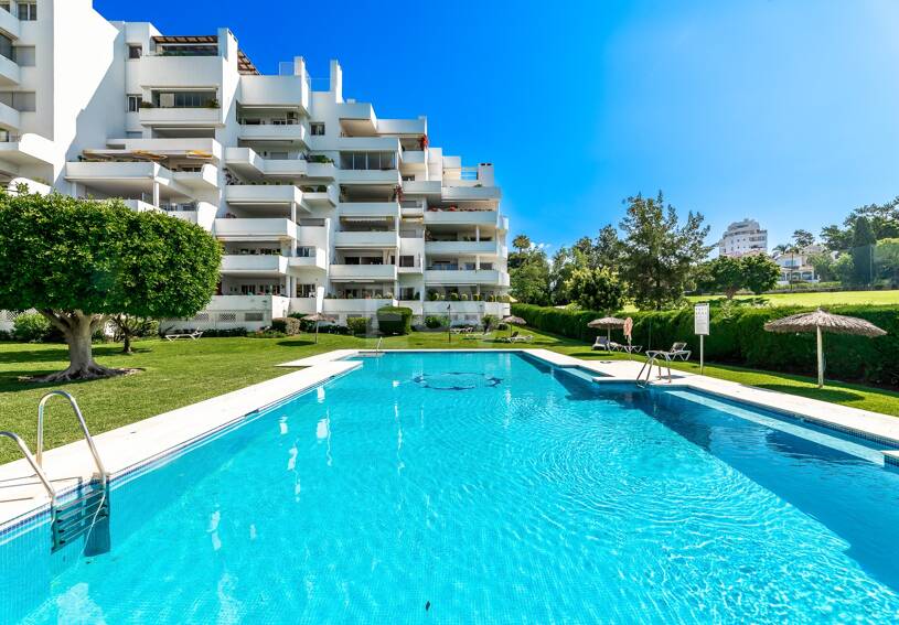 Guadalmina Frontline Golf rymlig lägenhet med havsutsikt.