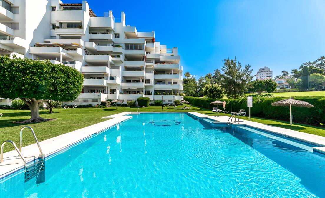 Guadalmina Frontline Golf Spacious Apartment with Sea Views.