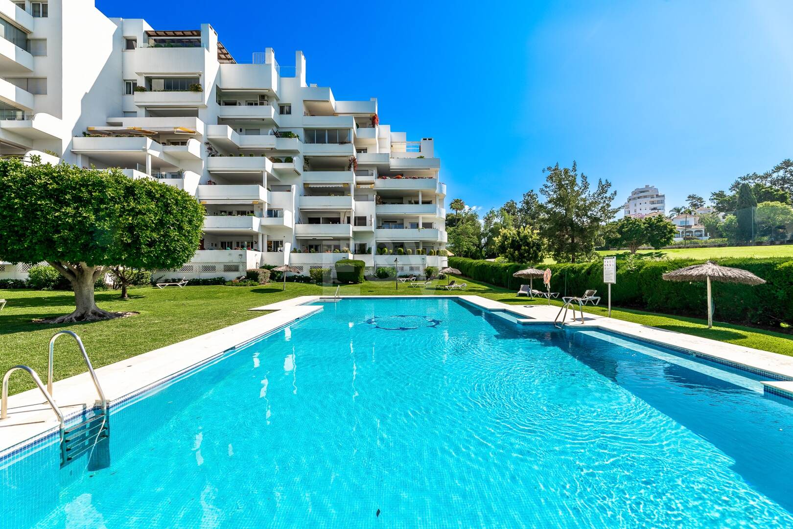 Guadalmina Frontline Golf Appartement spacieux avec vue sur la mer.