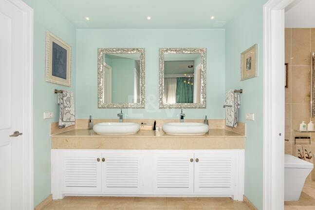 Guadalmina Frontline Golf rymlig lägenhet med havsutsikt.