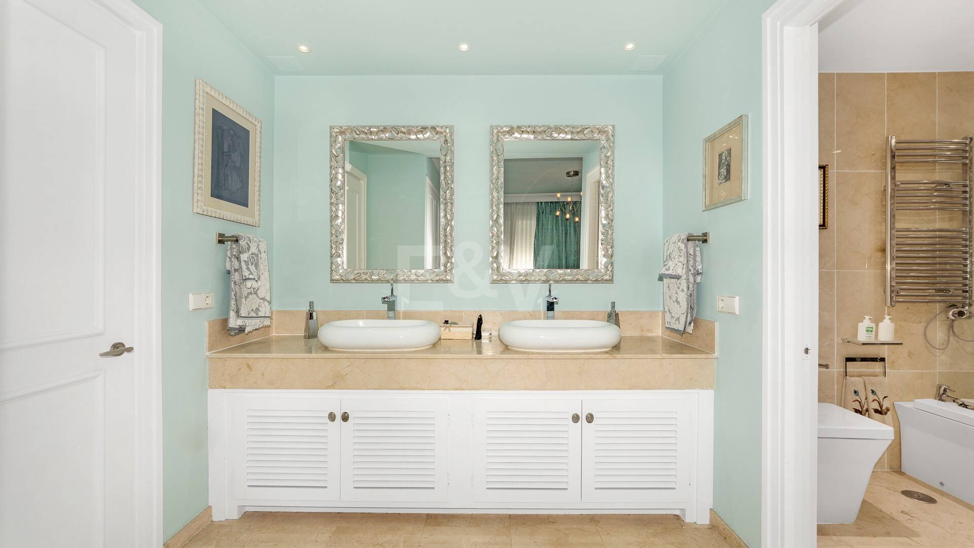 Guadalmina Frontline Golf Appartement spacieux avec vue sur la mer.